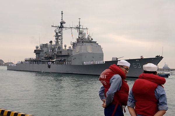Các binh sỹ của Hải quân Hàn Quốc đang chuẩn bị đón các thuỷ trên tuần dương hạm tên lửa USS Cowpens (CG 63) - chiến hạm đi cùng tàu sân bay USS George Washington (CVN 73) đến cảng Busan.